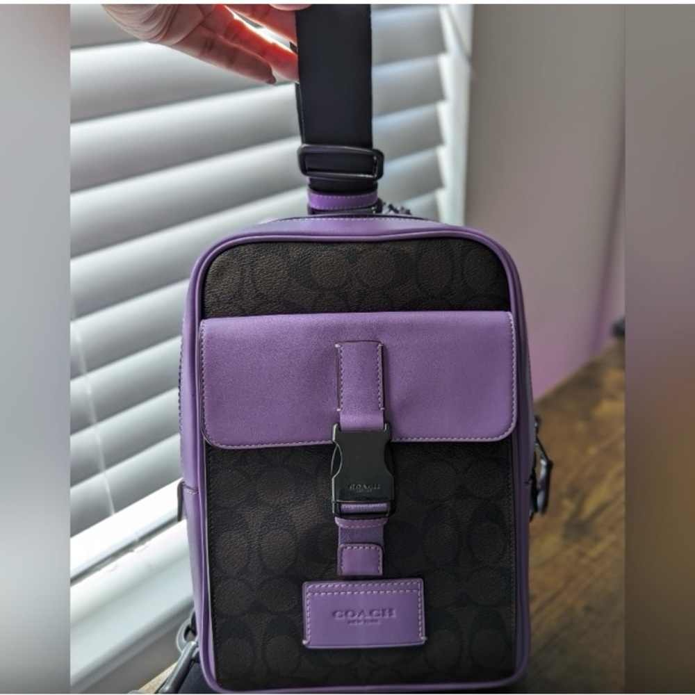 Coach Signature coated canvas and smooth calf leather
Fabric lining